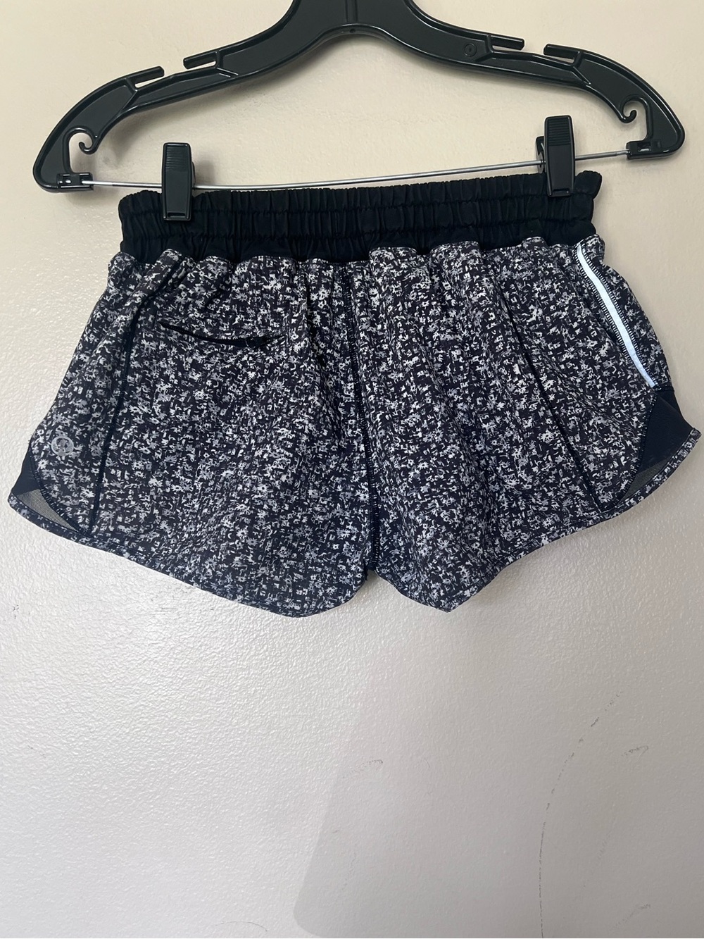 Lululemon Hotty Hot Short (2 1/2" ) Daisy Dust Alpine Size 4